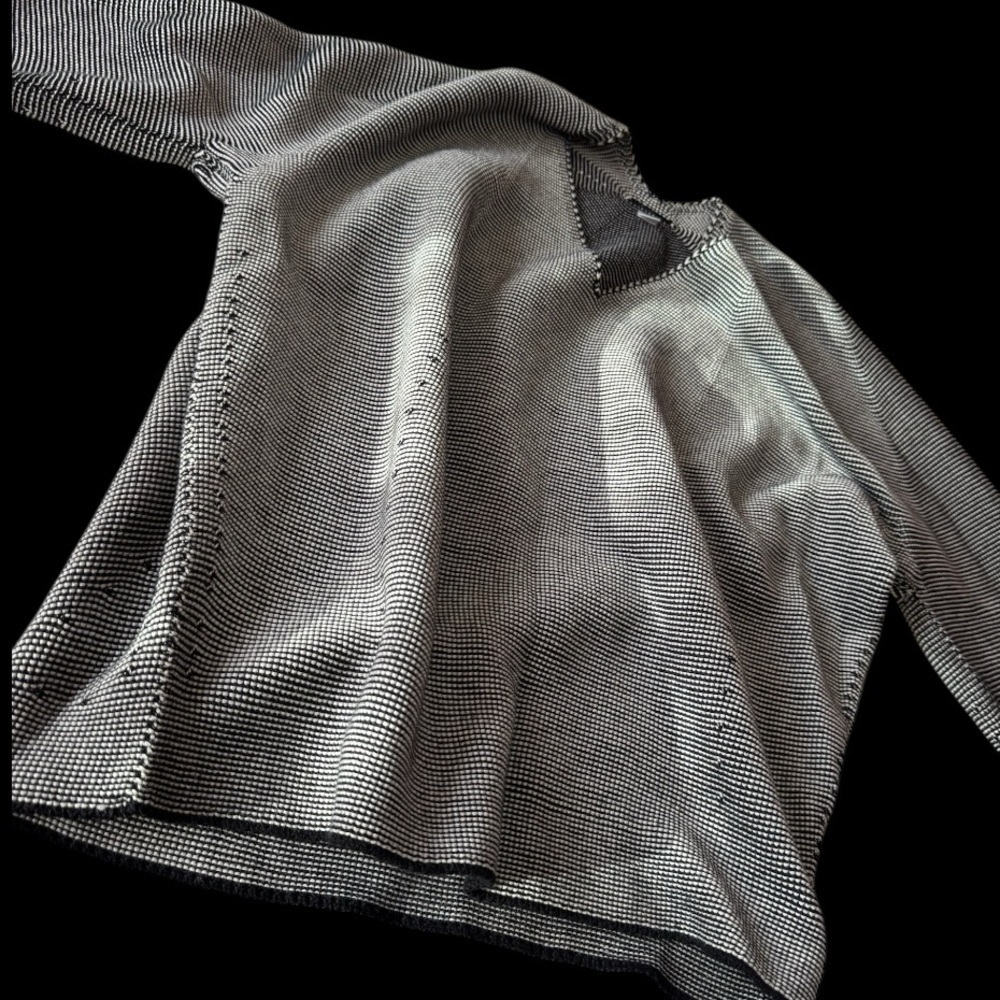 Uniqlo Black Textured Knit Sweater Womens Medium V- Neck 3/4 Sleeve Minimalist - Picture 3 of 16